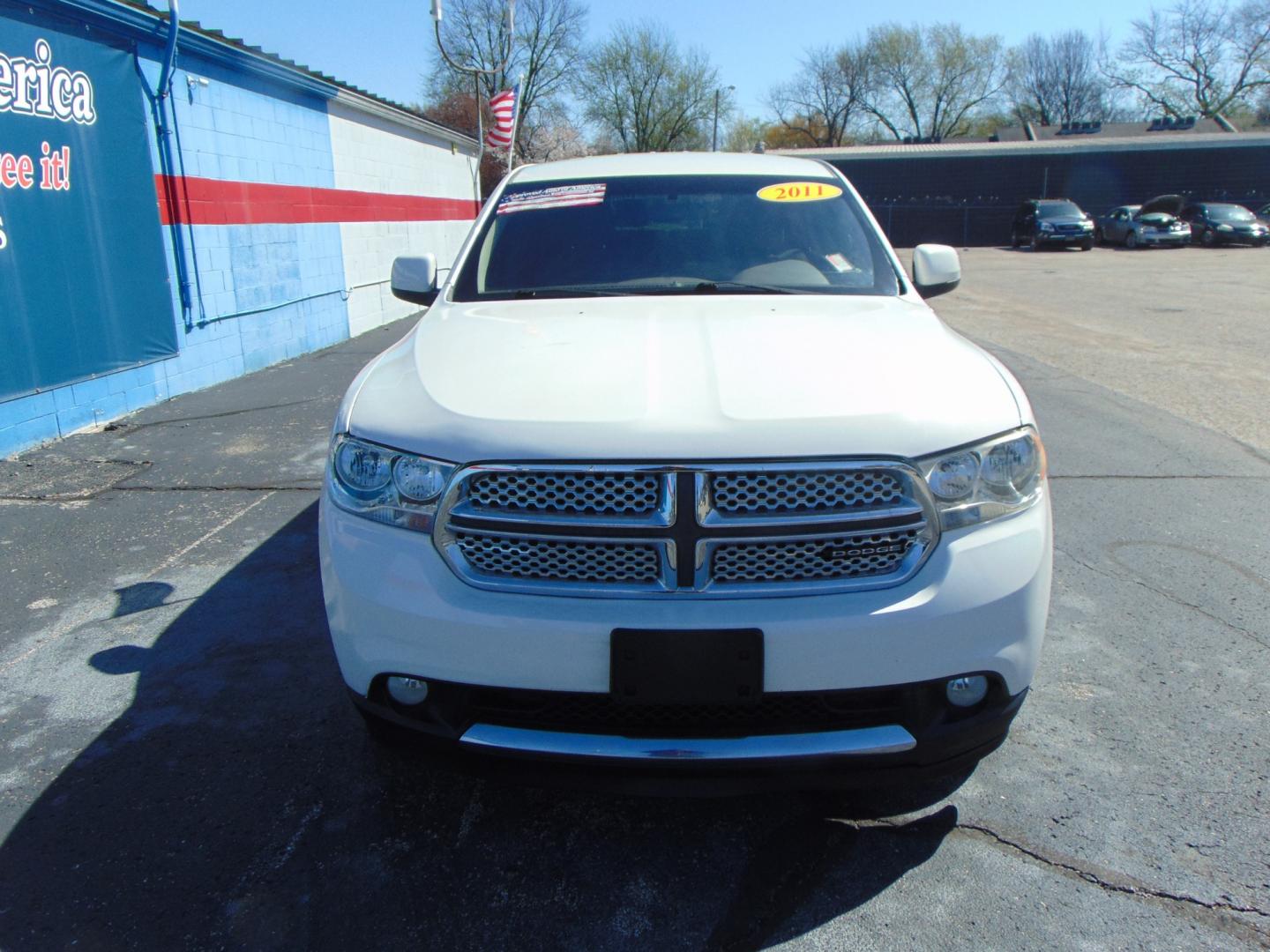 2012 White Dodge Durango (1C4RDHAG8CC) with an V6 3.6 Liter engine, Automatic, 5-Spd w/Overdrive transmission, located at 2105 Dixie Hwy, Louisville, KY, 40210, (502) 772-3333, 38.220932, -85.795441 - Photo#4